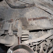 Hátsó nyúlvány korróziója látható hosszában. Hátsó nyúlvány korróziója látható hosszában.